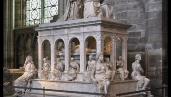 Mausolee maiestuoase: morminte gotice și artă funerară